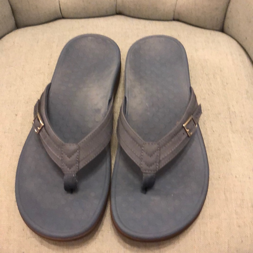 Vionic flip flops size 9